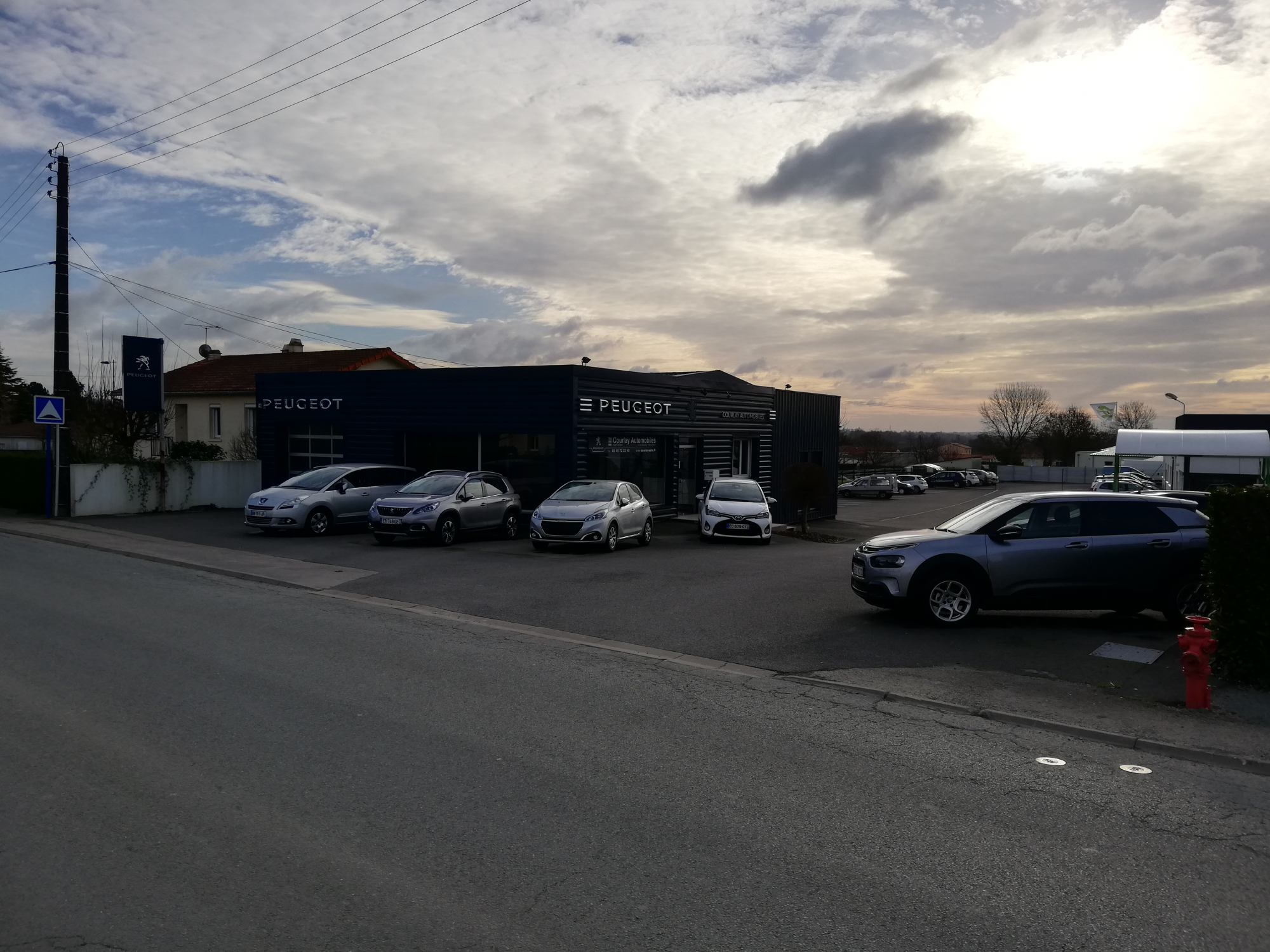 Logo COURLAY AUTOMOBILES | Votre agent Peugeot de référence dans les Deux-Sèvres (79)
