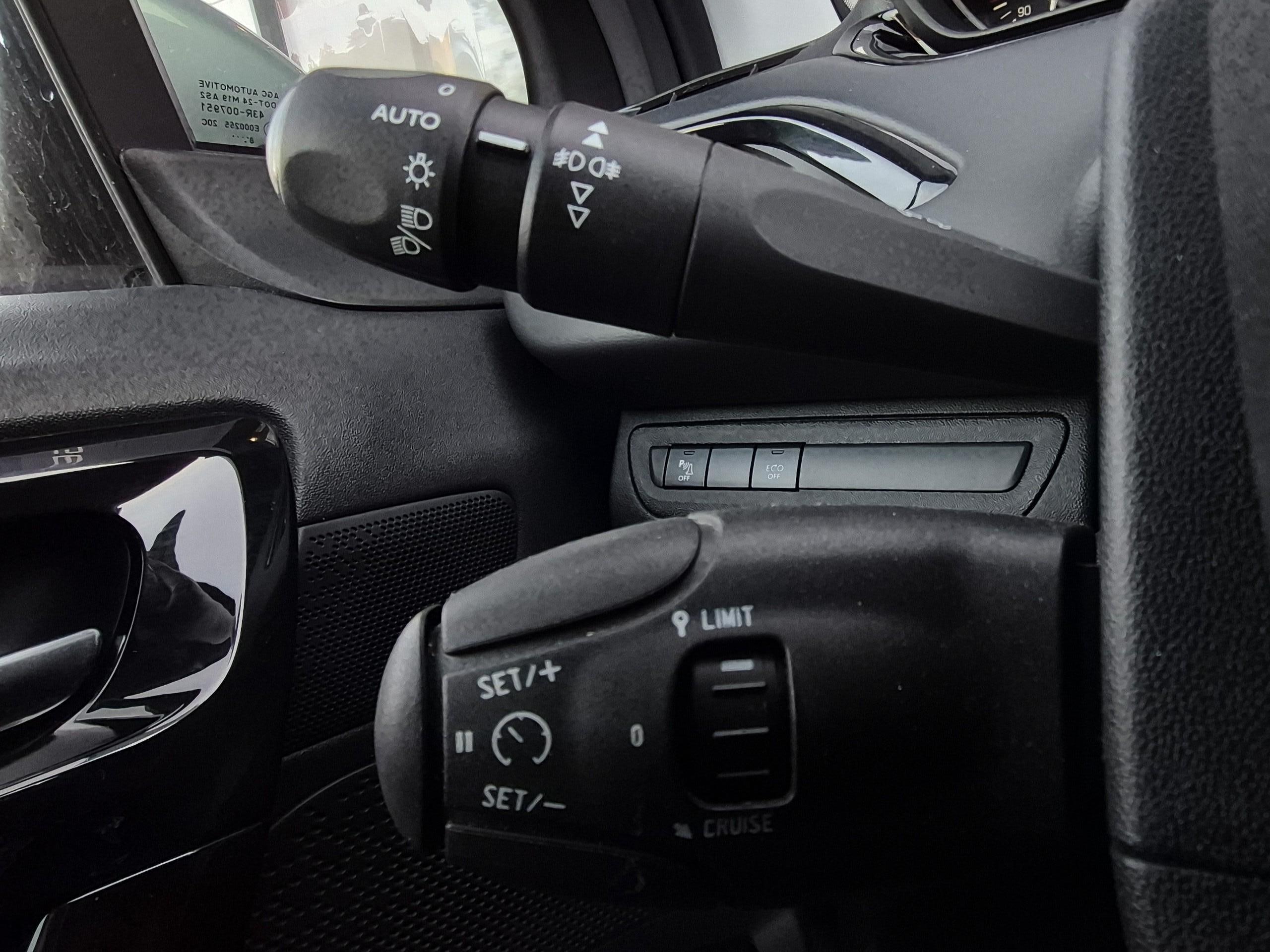 Peugeot 208 Puretech 82 Signature groupe Vergnon