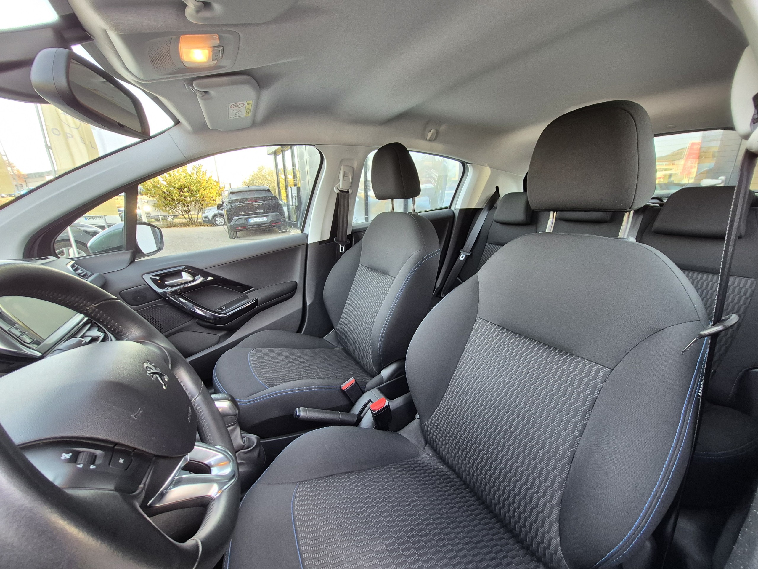 Peugeot 208 Puretech 82 Signature groupe Vergnon