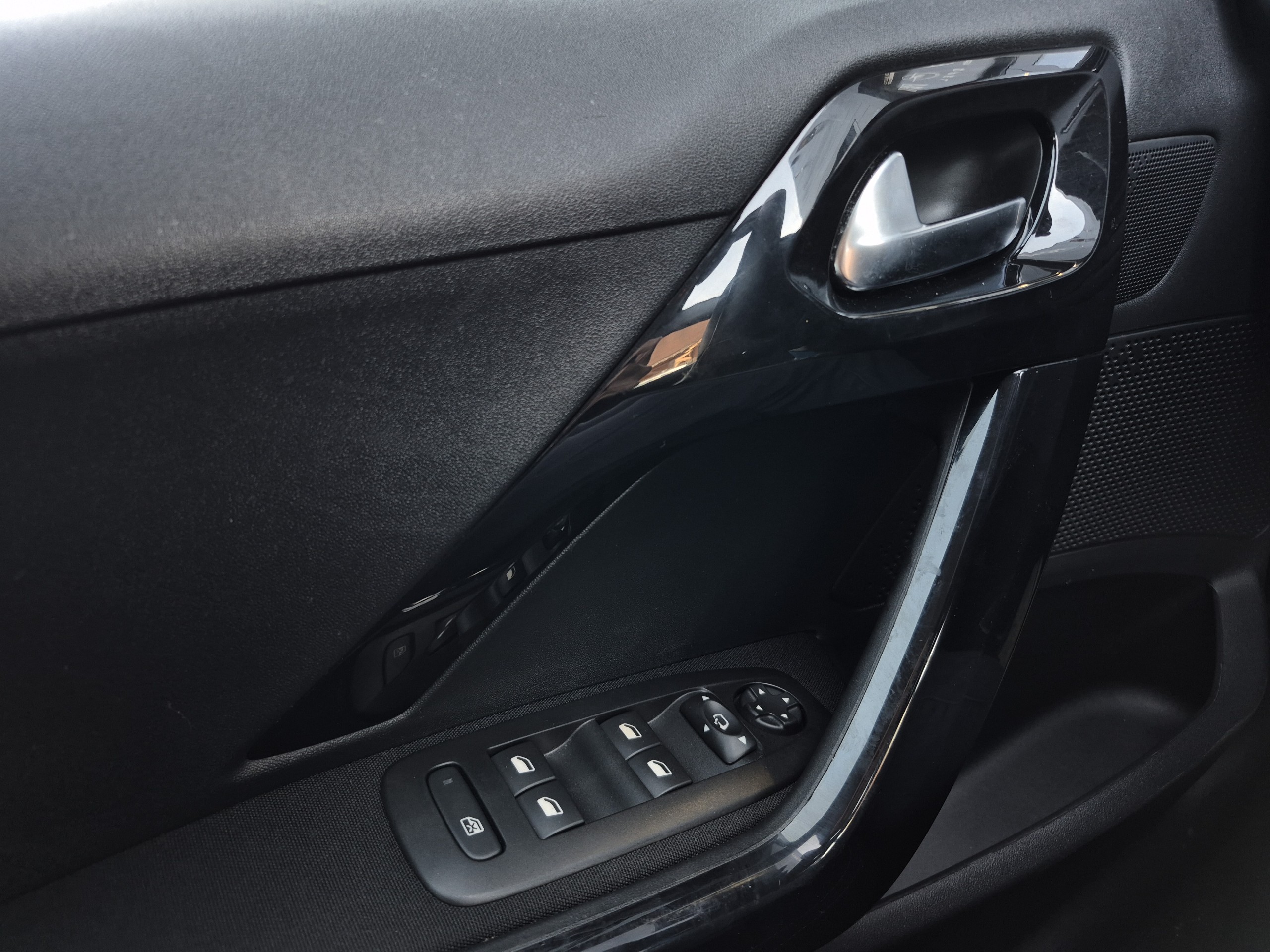 Peugeot 208 Puretech 82 Signature groupe Vergnon