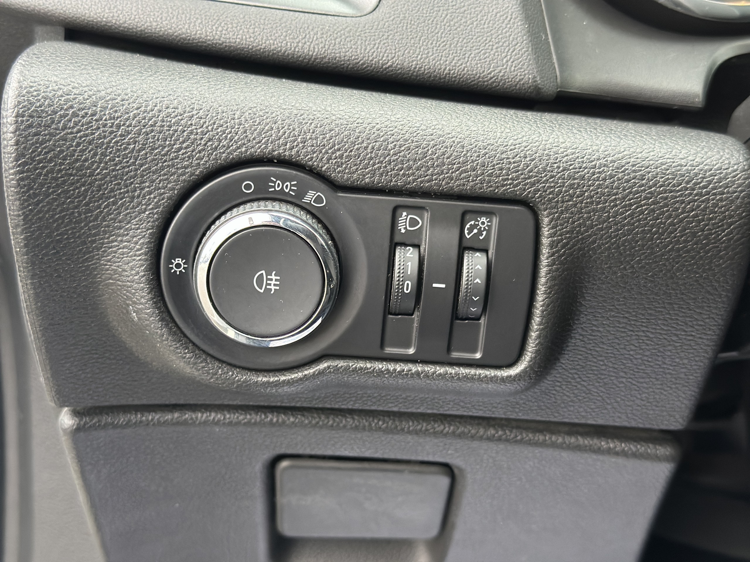 Opel Astra  IV 1.4 Twinport 100 ch Essentia groupe Vergnon